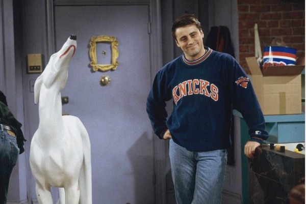 Joey's dog statue named Pat on "Friends" | hookedonhouses.net