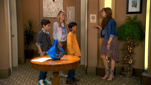 Bedroom Hallway on TV Show Jessie (3)