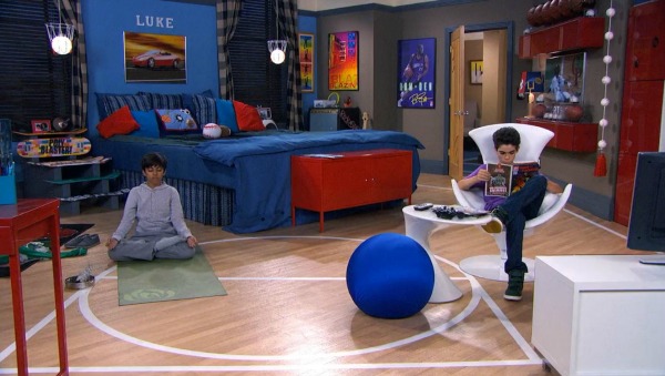 Luke's Room with Trampoline Bed TV Show Jessie (2)