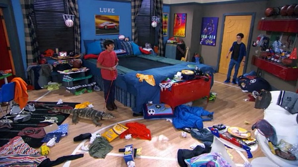 Luke's Room with Trampoline Bed TV Show Jessie (3)