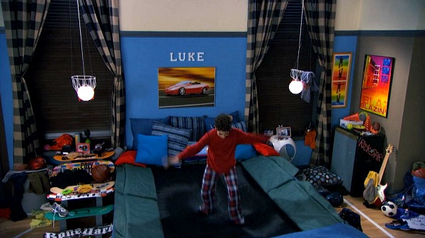 Luke's Trampoline Bed on "Jessie" | hookedonhouses.net