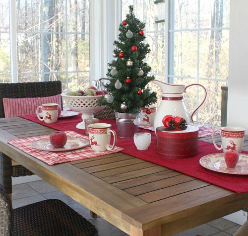 Sunroom decorated for Christmas | hookedonhouses.net