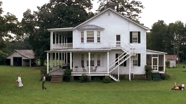 side exterior of Forrest Gump\'s big white house in Greenbow