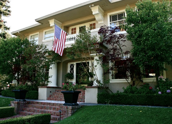 Vignette Design blogger Delores\'s house front exterior with American flag