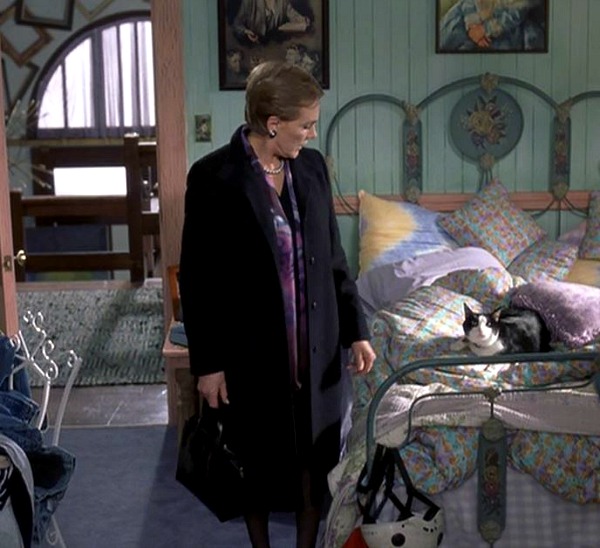 Julie Andrews looks at Mia\'s cat sitting on her bed