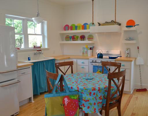 round kitchen table and chairs