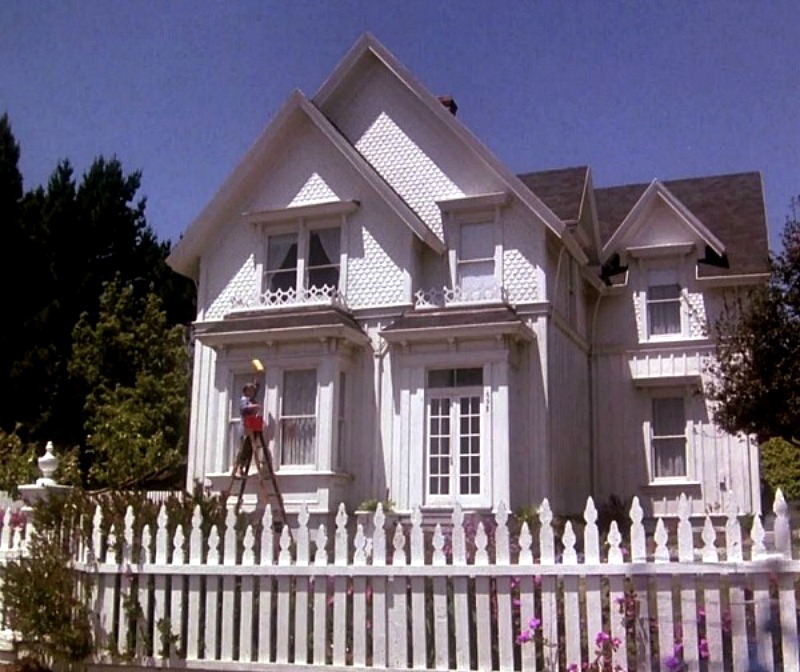 House in Murder She Wrote with white picket fence