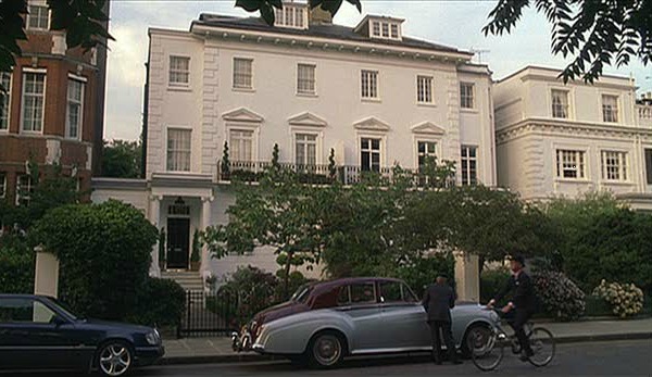 A car parked in front of London townhouse in Parent Trap remake