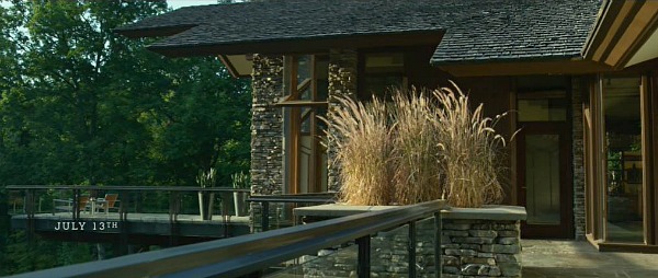 exterior corner of stone lake house in Gone Girl