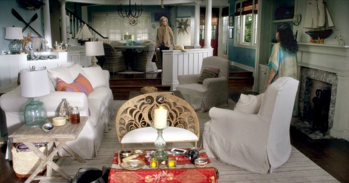 Grace and Frankie\'s living room with slipcovered sofa and chairs