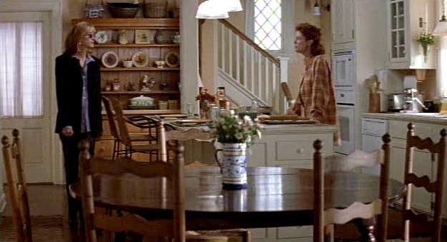 Julia Roberts and Susan Sarandon in Jackie's kitchen in the movie "Stepmom"