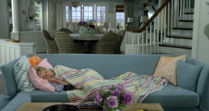 Jane Fonda in the beach house on "Grace and Frankie"