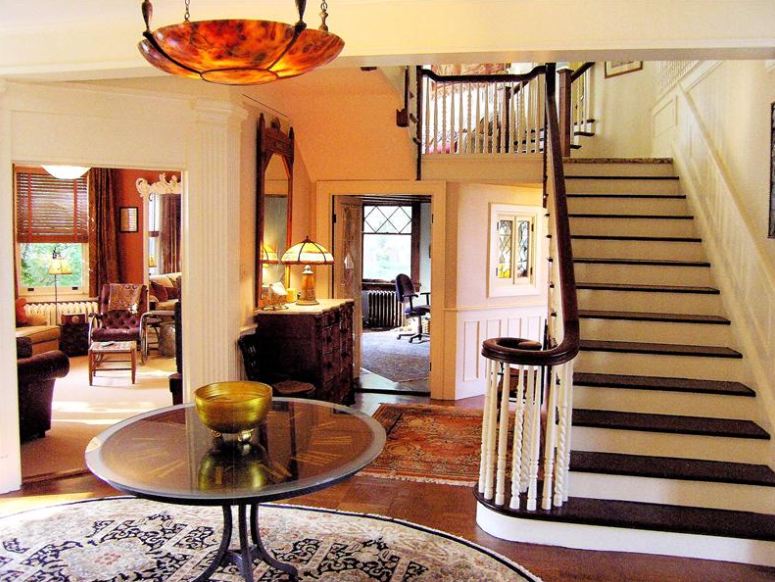 Entry hall and staircase in the movie "Stepmom"