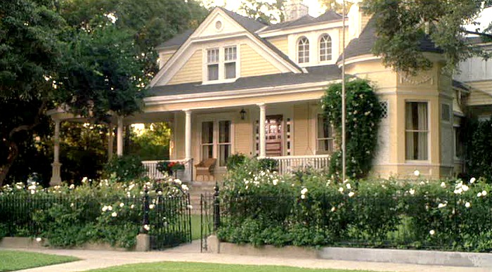 Eddie Murphy S Charming Yellow House In Daddy Day Care