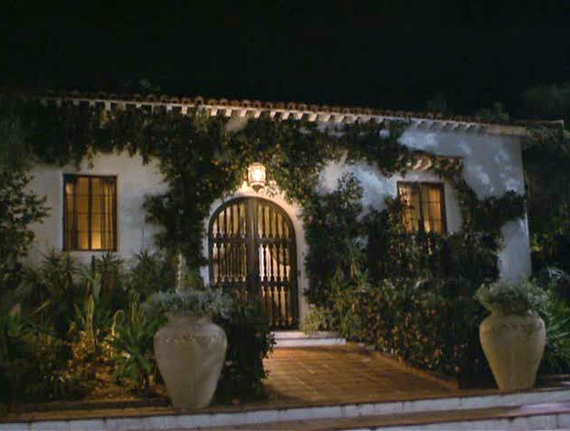 front exterior of Meg Ryan\'s Spanish style bungalow in the movie Hanging Up