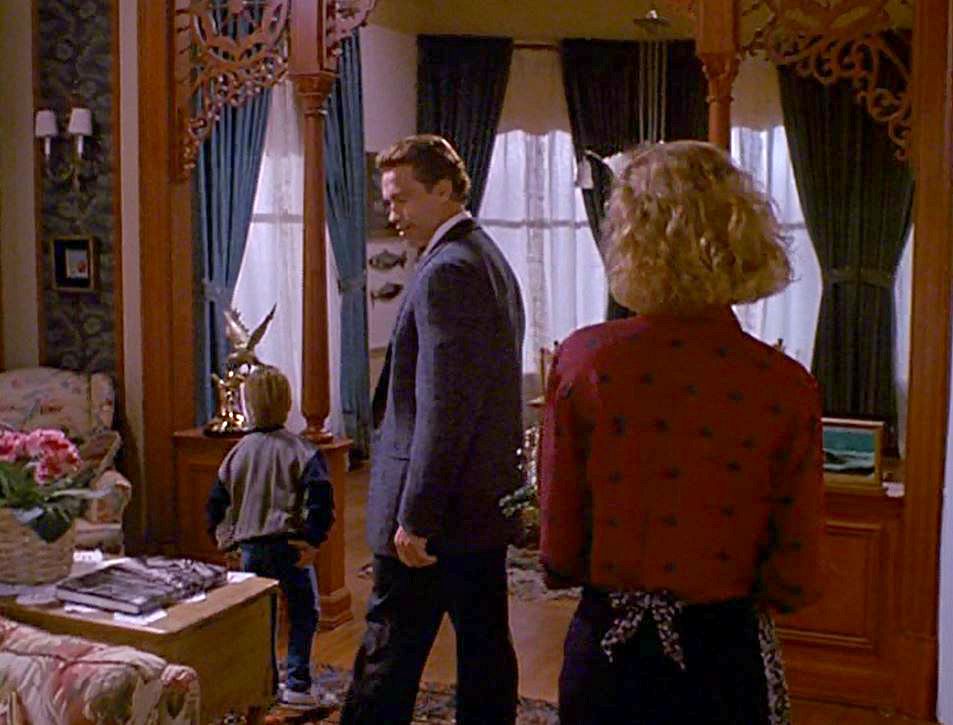 Arnold Schwarzenegger in Joyce\'s living room