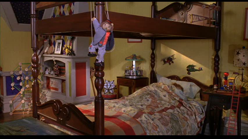 Stuart Little\'s bedroom with bunk beds