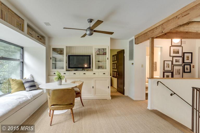 upstairs loft with table and chairs and flat screen TV