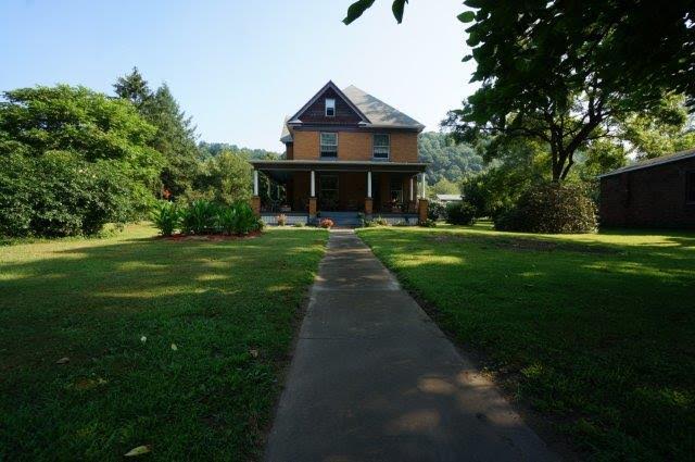 Walkway leading to front of House where Silence of the Lambs was filmed