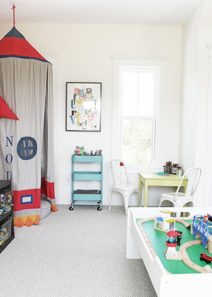 Boy\'s bedroom with play table and chairs