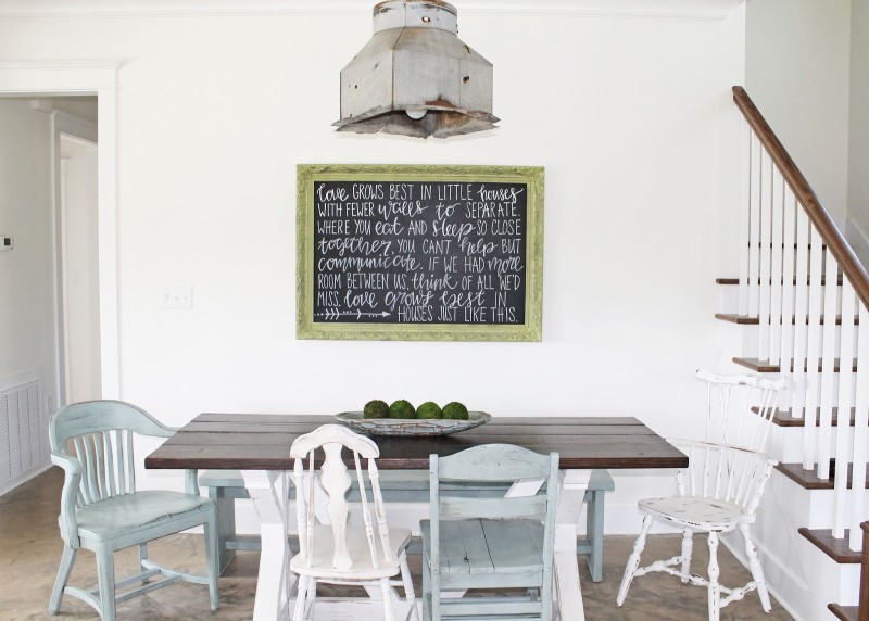 A dining room table and chairs in farmhouse