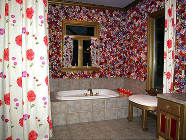 Trading Spaces flower walls in bathroom