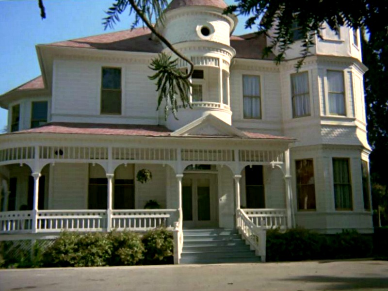 Front exterior of the Victorian in the Two Worlds of Jennie Logan movie