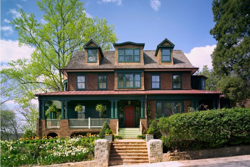 Shingle-style house designed by Barnes Vanze Architects