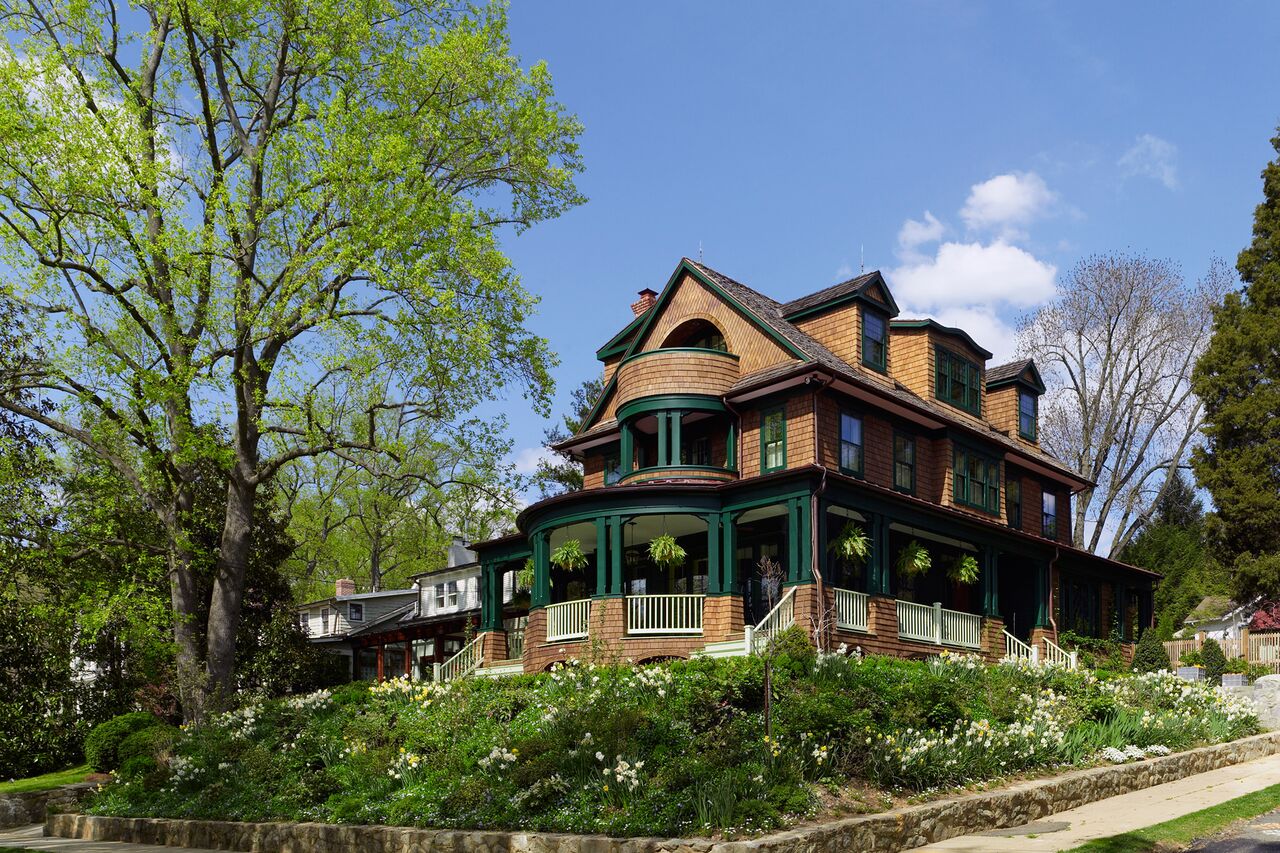 Shingle-style house designed by Barnes Vanze Architects