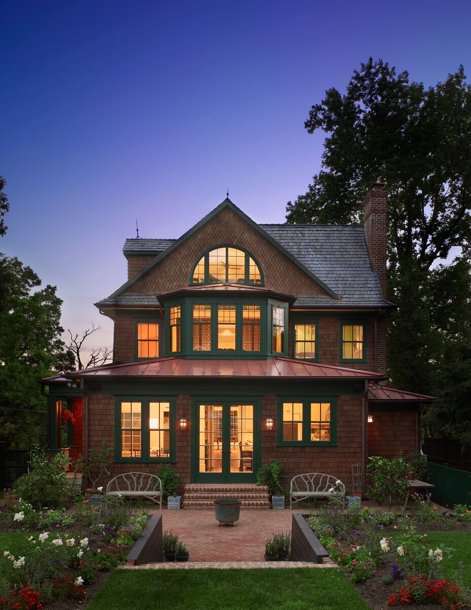 Shingle-style house designed by Barnes Vanze Architects