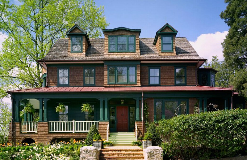 Shingle-style house designed by Barnes Vanze Architects