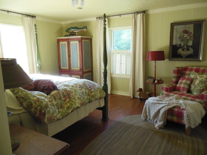 Four poster bed in bedroom