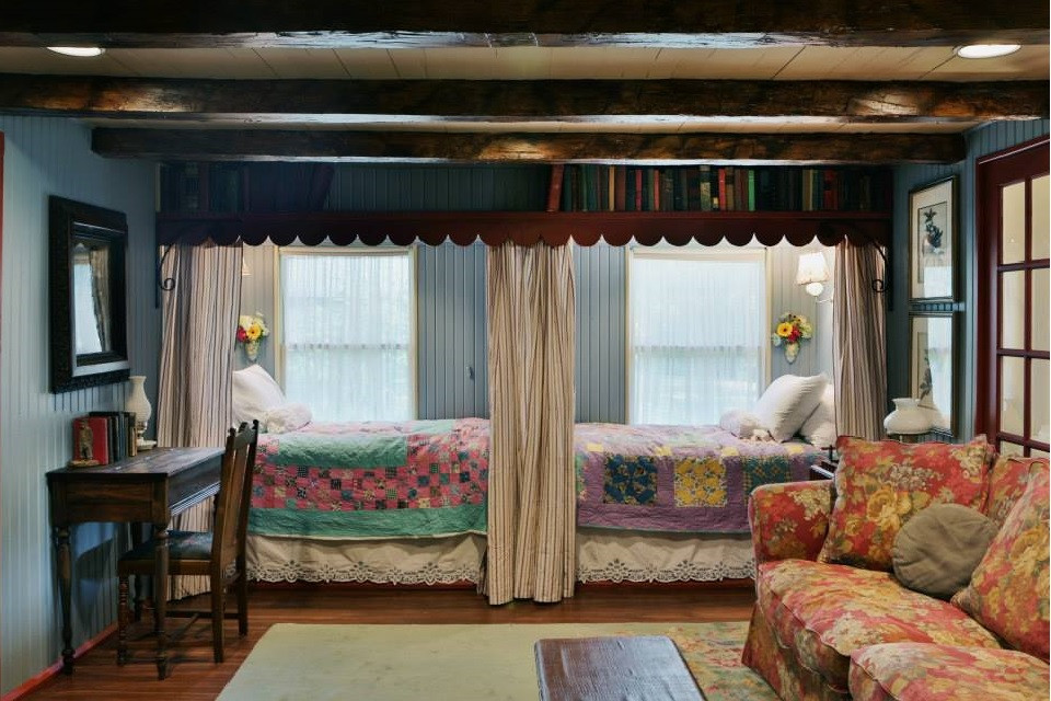 Double built-in beds with quilts