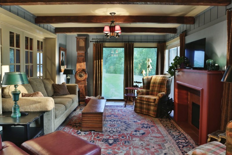 A living room filled with furniture and a fire place