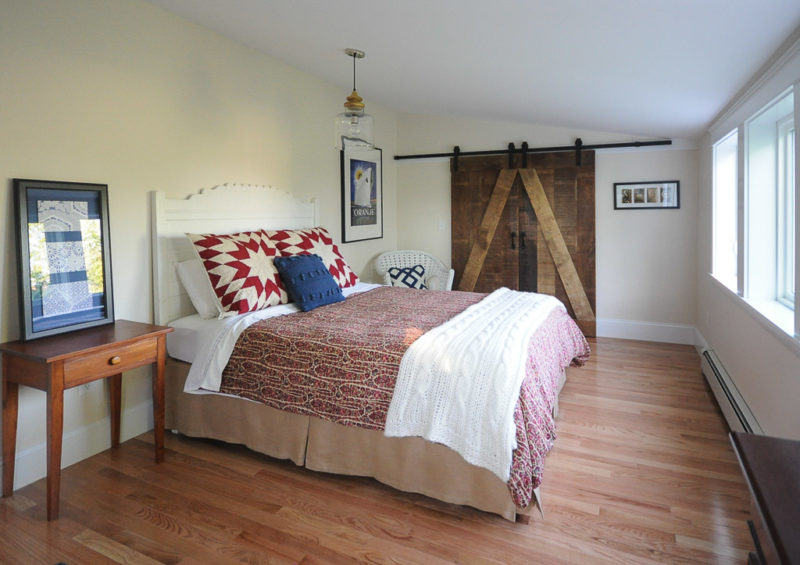 A bedroom with barn doors