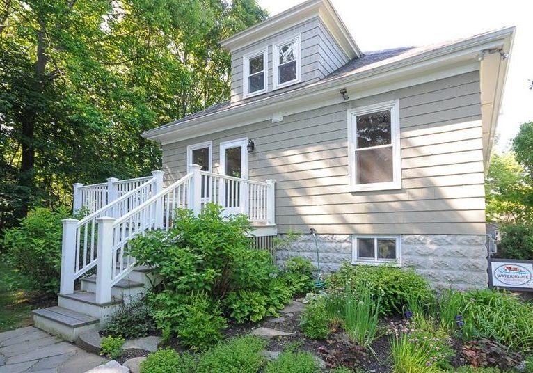 Back of the bungalow with deck