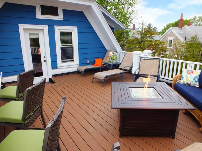 Upstairs deck with fire pit