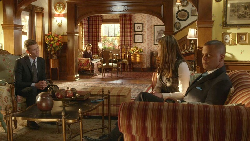 Lorelai sitting on the sofa in the Dragonfly Inn