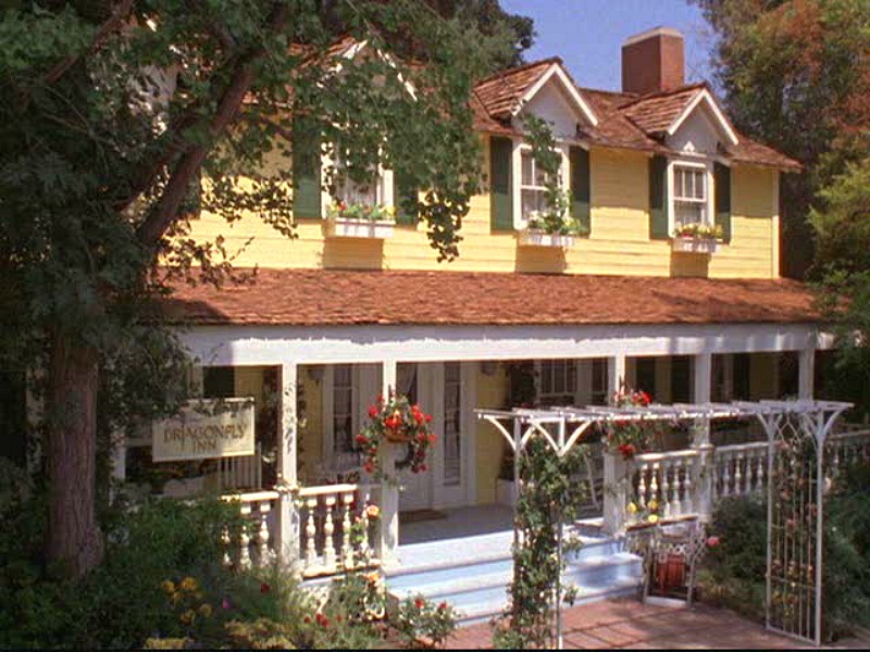 Exterior of Dragonfly Inn with front porch in Gilmore Girls