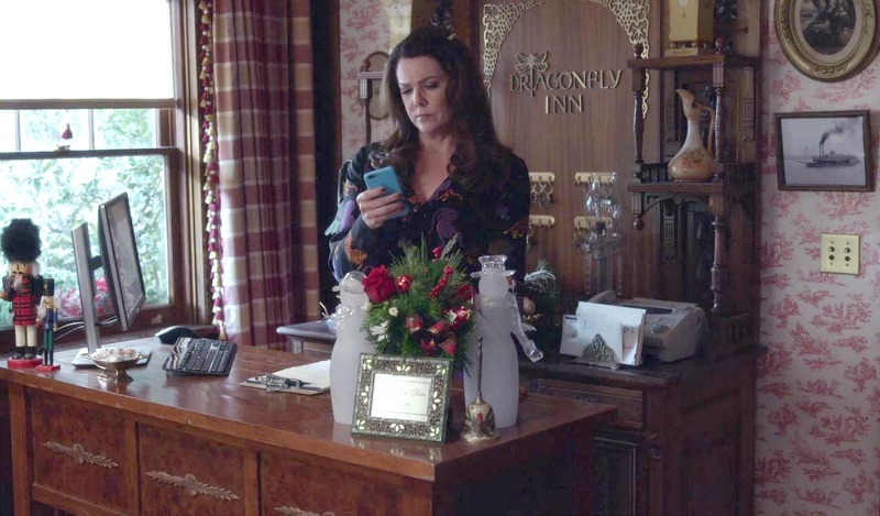 Lorelai at the front desk of the Dragonfly Inn