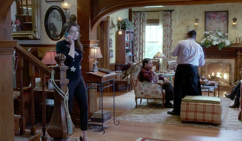 Lorelai talking on the phone in the entry hall of the Dragonfly Inn