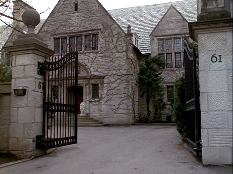 The front exterior of Richard and Emily Gilmore\'s house in the Gilmore Girls pilot