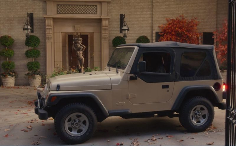 Lorelai\'s Jeep parked in the Gilmores\' driveway