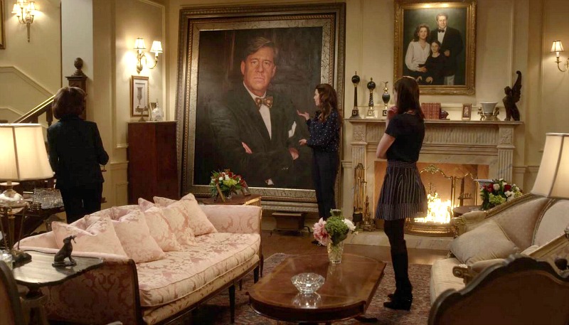 The oversize painting of Richard Gilmore in the living room