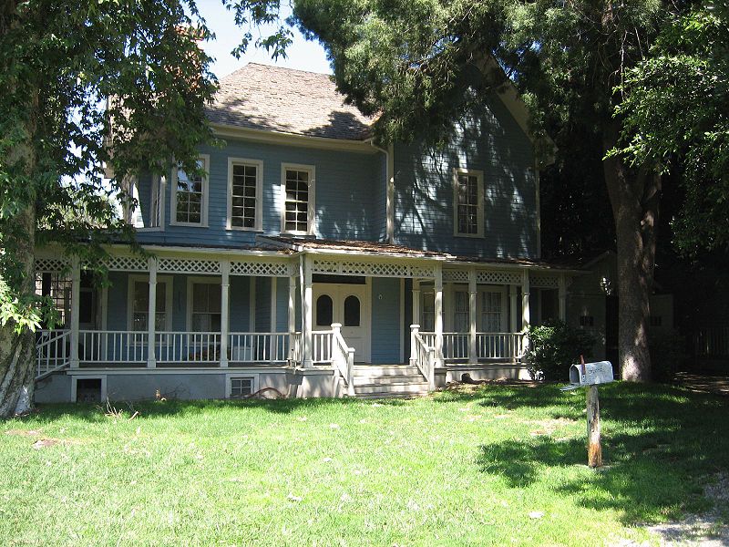 Front exterior of Lorelai and Rory\'s blue house with porch on Gilmore Girls