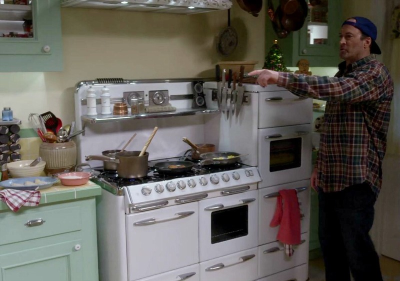 Luke cooking in Lorelai\'s house