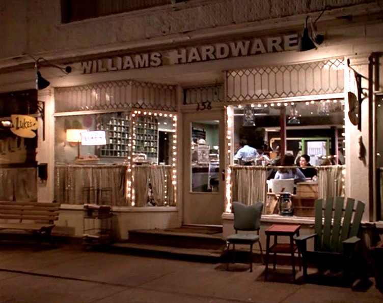 Exterior shot of Luke\'s Diner at night in Gilmore Girls pilot episode