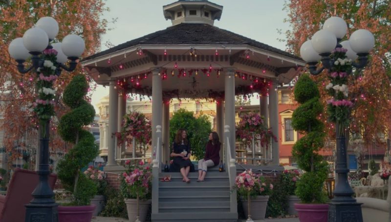 stars-hollow-gazebo-fall-gilmore-girls-year-in-the-life