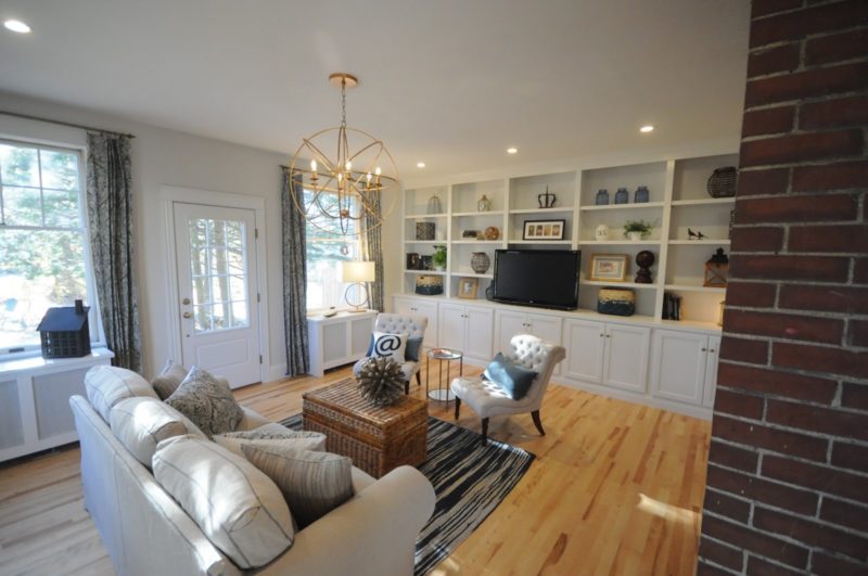 A living room filled with furniture and bookshelves