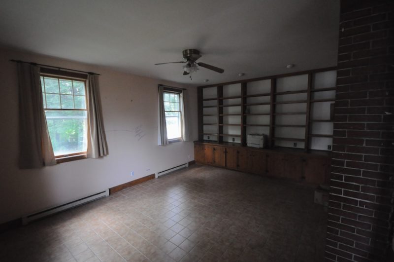 Family room with built-in bookshelves before remodel